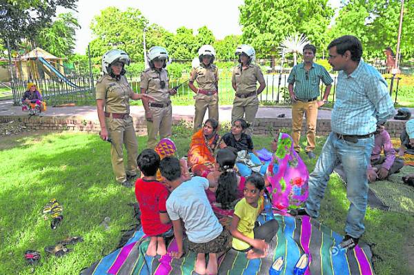 女警巡逻队在当地公园执勤，向妇孺宣传求助热线。