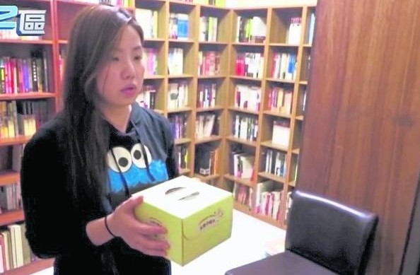 萧小姐的房里摆满“注入灵体”的鬼娃,她说睡觉时不害怕,还请鬼灵吃蛋糕,感谢它们帮忙解决烦恼事。