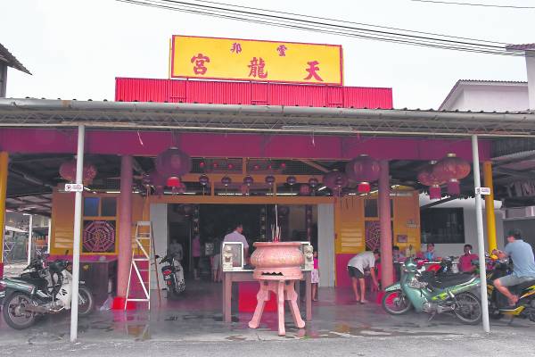 天龙宫60年来替逾10万的小孩治疗猴症,他们的照片迄今仍挂在天龙宫内。如今,吴健福已经仙游,而由刘生龙接棒治疗猴症。
