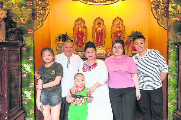 凤娇师傅一家都拥有不同神明的仙骨,左一起小女儿、丈夫、小儿子、右一起大儿子、大女儿。