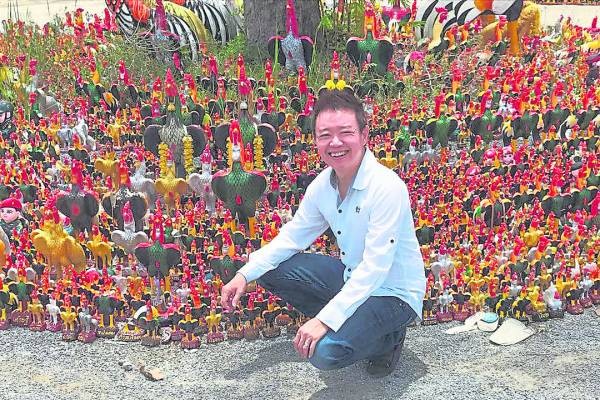 难得来到这地方,黎芠彯师傅也和众鸡合影留念。