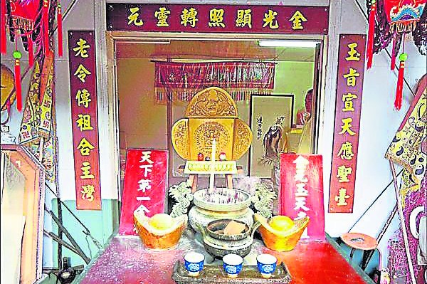 经庄先生一番寻觅梦中棺材后,就放在庙中供奉。