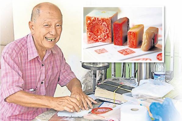 乐观健谈的黄在天,坚守篆刻的岗位40多年,热忱依旧。