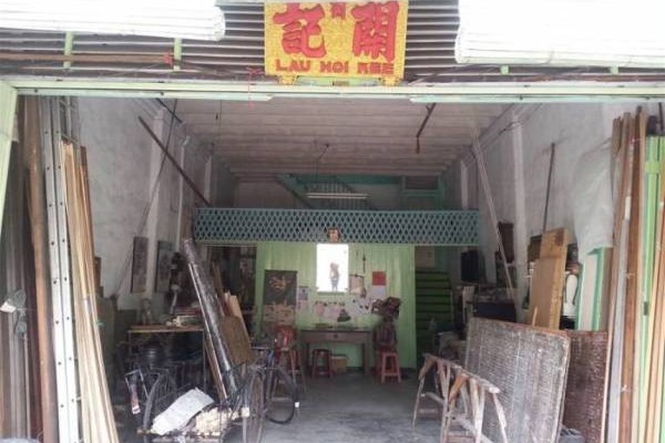 百年历史的“刘开记”,各角落都囤积着许多竹木,还有一辆老旧的三轮车。