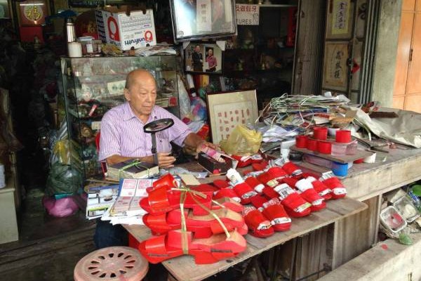 黄在天的小档口是一道独特的人文风景，特别吸睛。