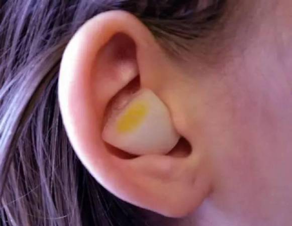 下次头疼时，可以尝试将大选放在耳朵上。