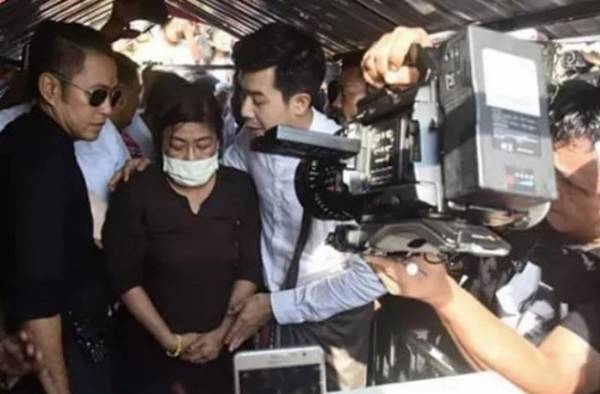 粉丝与媒体挤爆告别式会场，场面失控，让Min Thway母亲数度崩溃。