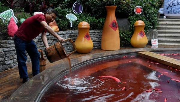 “火锅”温泉汤池里的“火锅底料”是用鸡血藤、艾叶、红花、首乌等中药材加上红酒熬制而成有一定保健功能。