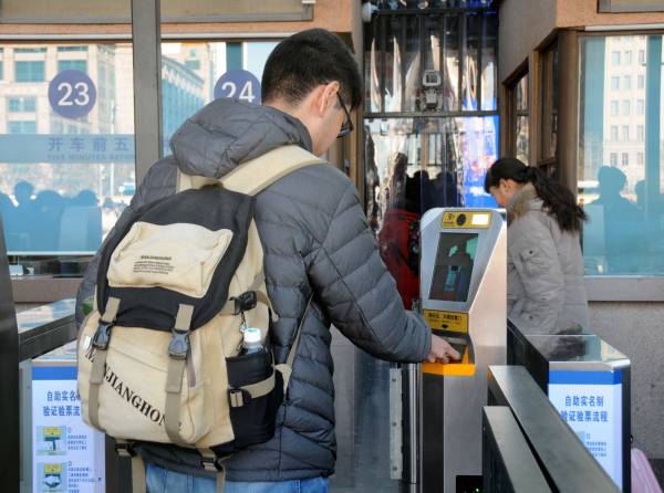 中国当局正在推行社会信用体系，上千万人被限制购买飞机票和高铁票。