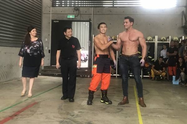 澳洲消防猛男来台共襄盛举，与新北猛男比体能。