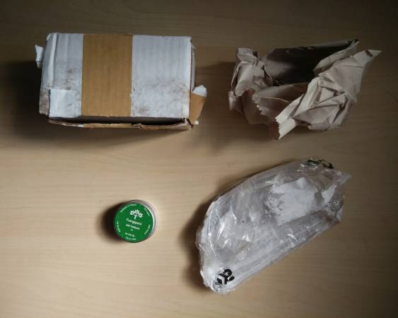本该零垃圾的包裹（旧纸盒、纸贴纸及废纸），被右下角的一堆塑胶袋给破坏了。 