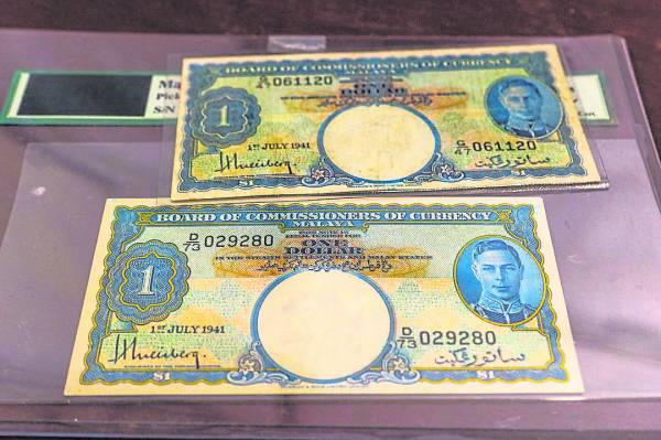 殖民地时期1元纸钞，上面是普通版，下面为镶金版。