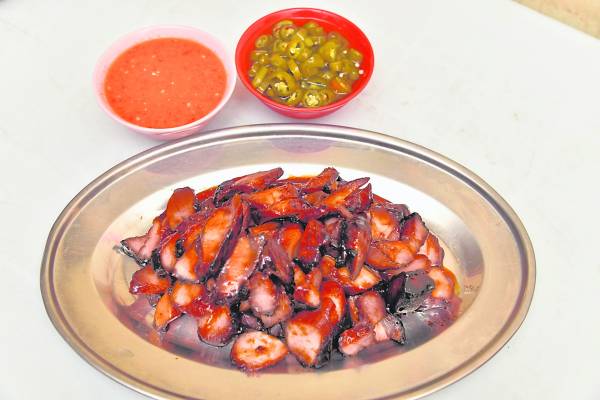 胡师父用60年的家传秘方制作的叉烧,可说是肉质鲜嫩,让人吃了还想再吃。