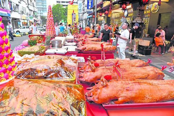 山宝宫庆祝大二伯爷盂兰胜会的祭拜一年比一年更浩大。