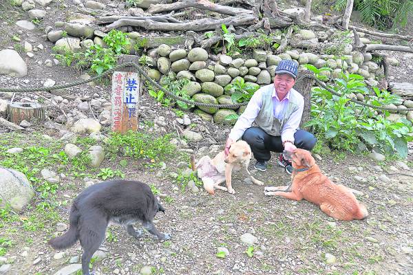 郭叔叔饲养了4只牧“猴”犬，主要是监督偷吃水果的猕猴。