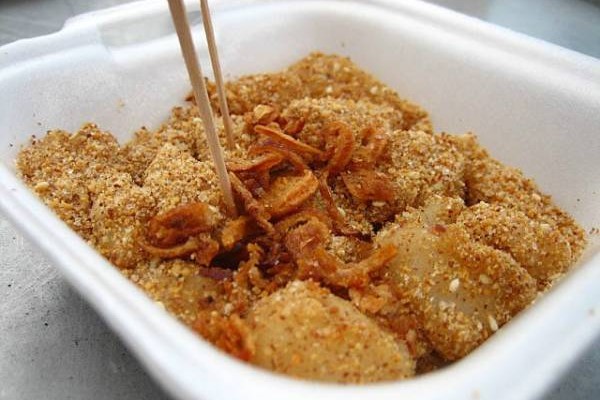麻糍也能随顾客的喜好,搭配油炸葱蒜,口感更为丰富。