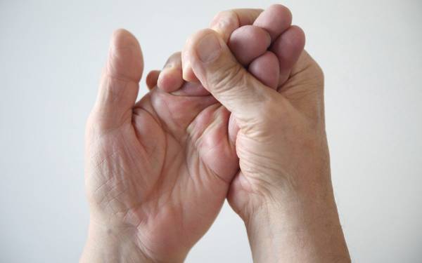 pins and needles in hands and feet after eating