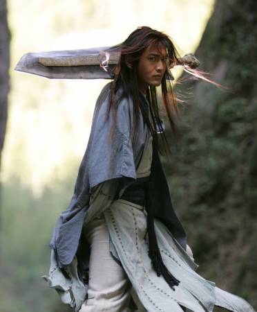 黄晓明版的杨过真是非常的潇洒,凌乱而披散的长发,眼神也是非常的犀利