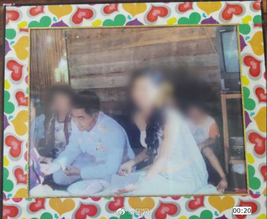 巴瑟表示拥有120个老婆已经是过去式，现在只有2个老婆而已。其实，在泰国也是一夫一妻制，只是结婚不去登记也不算违法。