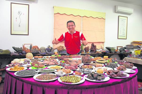 戴文华的这桌 “奇石宴”都是未经丝毫人工雕琢的石头,维妙维肖,几可乱真。叫看客看得口水直流!