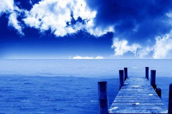 蓝色未必是忧郁，可以是海阔天空。