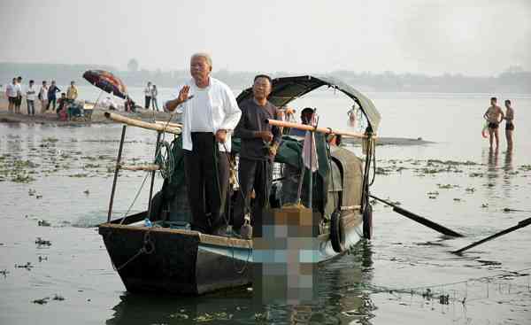 2009年，中国有3位大学生为了拯救落水的儿童而溺毙，职业打捞队事后挟尸漫天要价，照片传开后引起轩然大波。