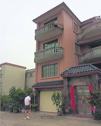 广东一名伴娘因兄弟团冲入,而不慎从新娘家四楼阳台坠下身亡。
