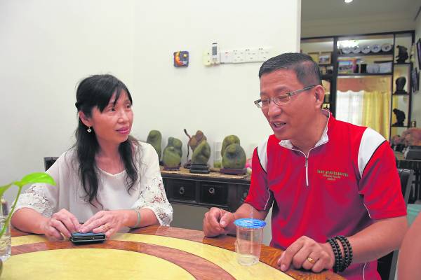 戴文华希望在55岁前建设一间奇石小馆,如果无法实现梦想,他就会将拍卖石头换来的财富和太太俩环游世界。