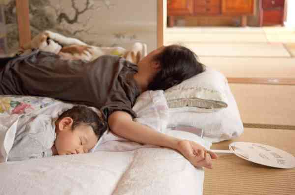 至于坐下、睡觉的时候，如果榻榻米上铺有垫子或被子，就不需特别避忌。