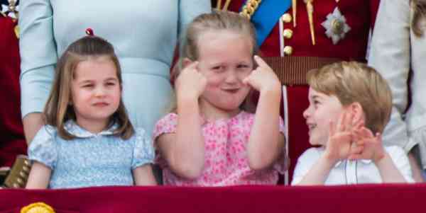 即使被表姐萨凡纳捂脸恶搞，乔治小王子还是笑脸相对。