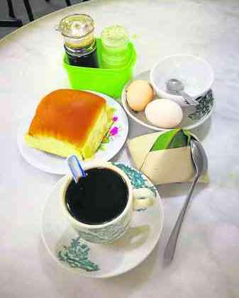 咖啡、烤面包、土鸡蛋、椰浆饭就是最美味的早餐。