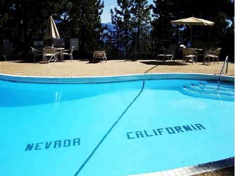 这间酒店的泳池可以让你轻易从加州游到内华达。