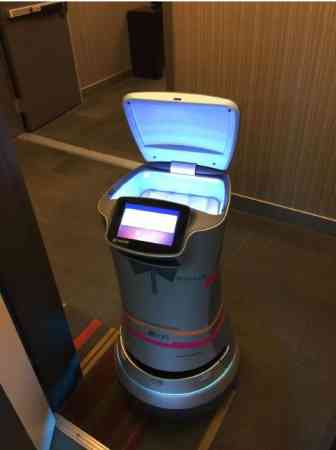 这间酒店的服务生是机器人，它可以帮忙送卫生纸到客房。