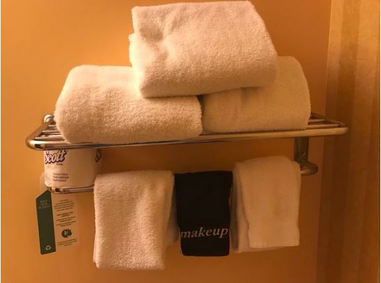 这间酒店贴心附上“卸妆专用”的毛巾。 