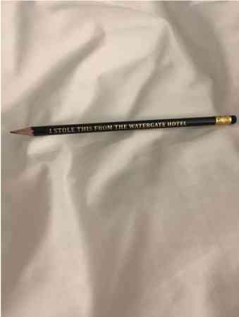 我住的饭店鼓励我们偷铅笔。