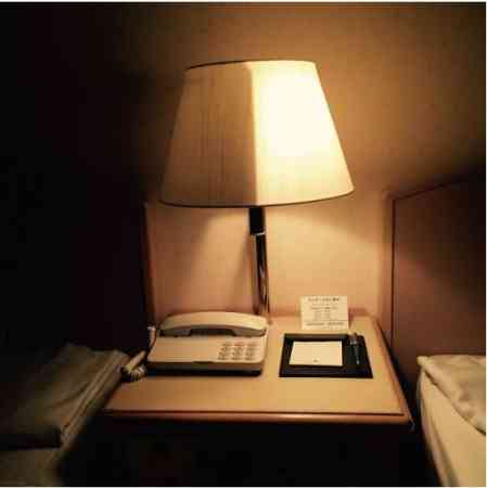 这间位于日本的酒店提供的台灯可以只开一半。
