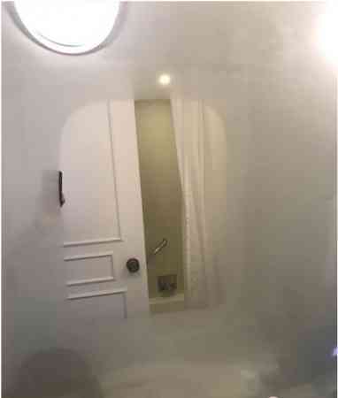 这间日本酒店的浴室镜子有除雾功能。