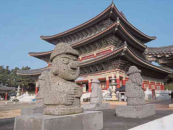 在韩国济州岛的“药泉寺”摸摸石头爷爷，可驱邪保健康哦！ 
