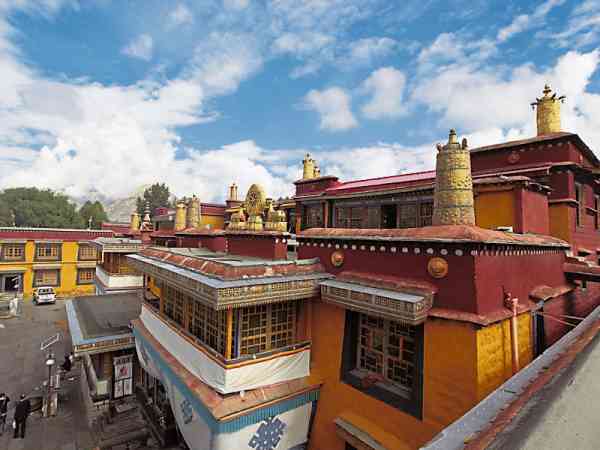 西藏拉萨市北郊的扎基寺宏观。
