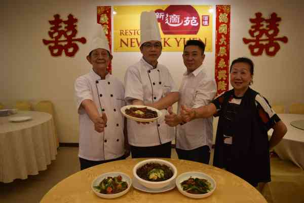 新适苑董事彭兆龙(右二)和堂弟彭健昌(左二)与彭炎发(左)和陈华英一起推广精彩的粤菜文化。