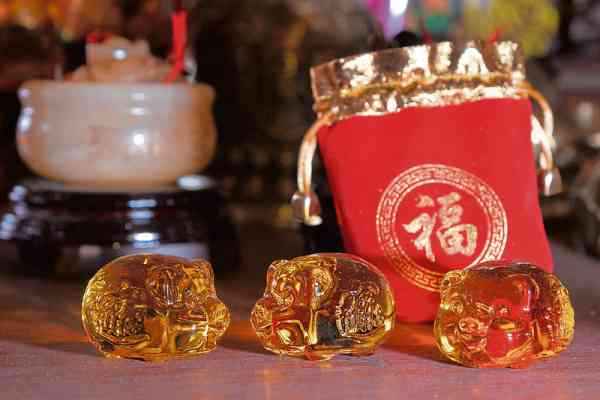 限量版发财琉璃猪及猪财神公仔福品,请回家全年行好运。