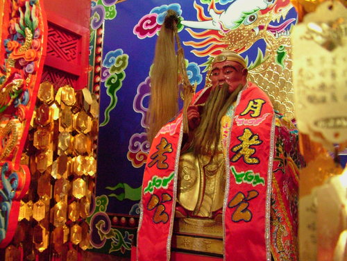 欠缺情缘者,今年要去拜月下老人求姻缘。