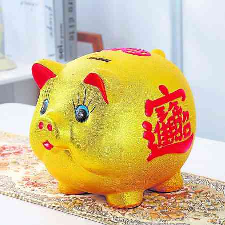 可选择在“立春除夕日”给红包小辈,或送他们一个“金猪扑满”,把红包全放进金猪内,积财又积福。