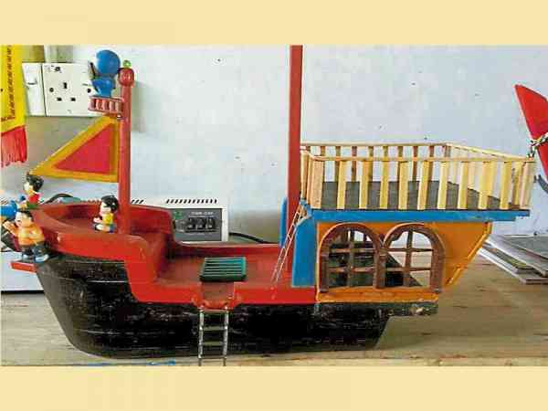 精致的模型渔船，搭配可爱的卡通人物吸引年轻一代，让人眼前一亮！