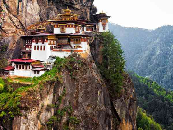 不丹虎穴寺坐落在悬崖壁上，游客需历经千辛万苦才能抵达。