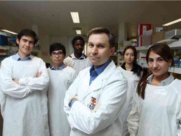 David Sinclair（前），与Lindsay Wu（后排左一）等其他UNSW研究人员开发出逆生长神药！