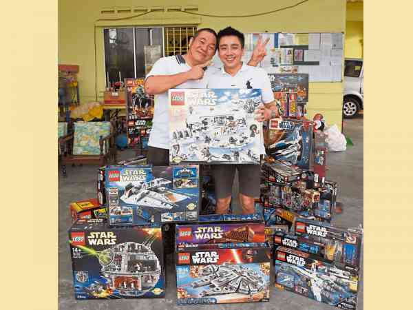 李居士的乐高收藏品惊人,例如The Fighther、Sandcrawler、BB-8、Millennium Falcon 等等各系列战舰,实在让人大开眼界!