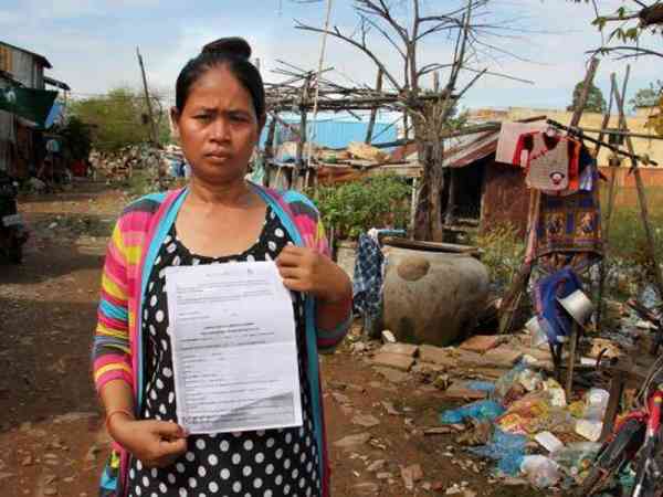 柬埔寨女子沃妮（Hour Vanny）手持她和代孕公司所签的合约。 