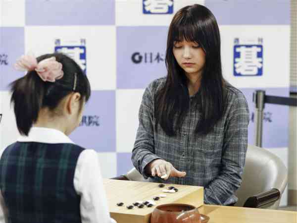 黑嘉嘉与日本破纪录最年轻棋士仲邑堇对弈时，引起日本网民注意。