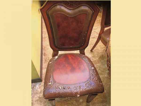 椅子的皮革坐垫残旧不堪。